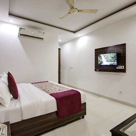 Hotel Devrana Delhi Airport ニューデリー エクステリア 写真