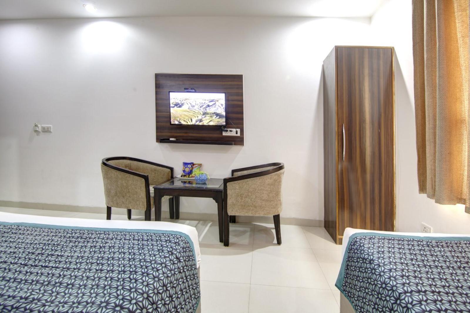 Hotel Devrana Delhi Airport ニューデリー エクステリア 写真